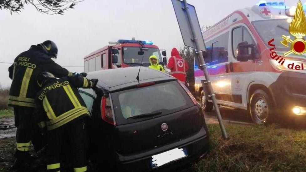 Finisce nella fossetta, sbalzata dall’auto: grave