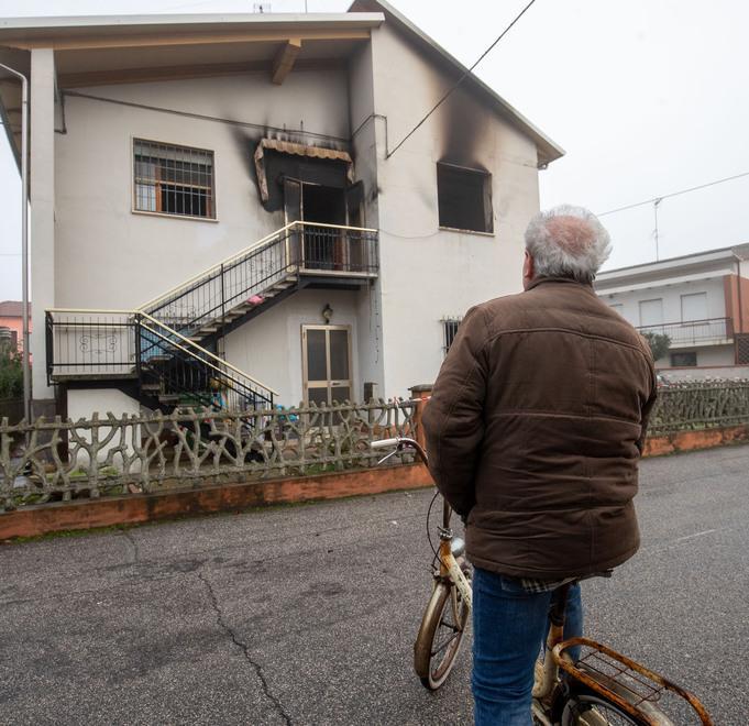 Casa a fuoco, salvata dai vicini Anziana intossicata dal fumo 