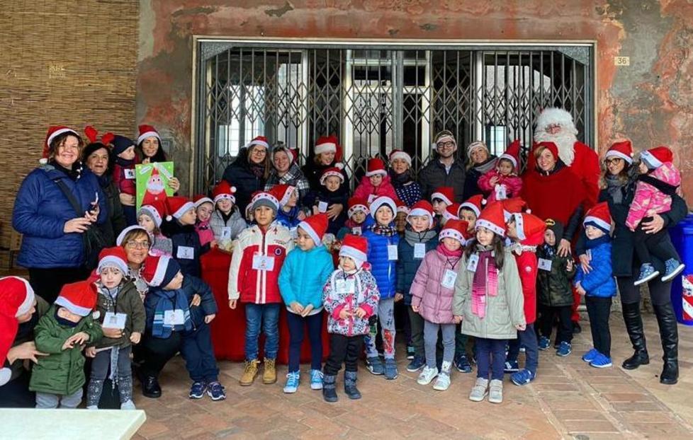 I bambini in corteo con Babbo Natale e la merenda Del Pirata