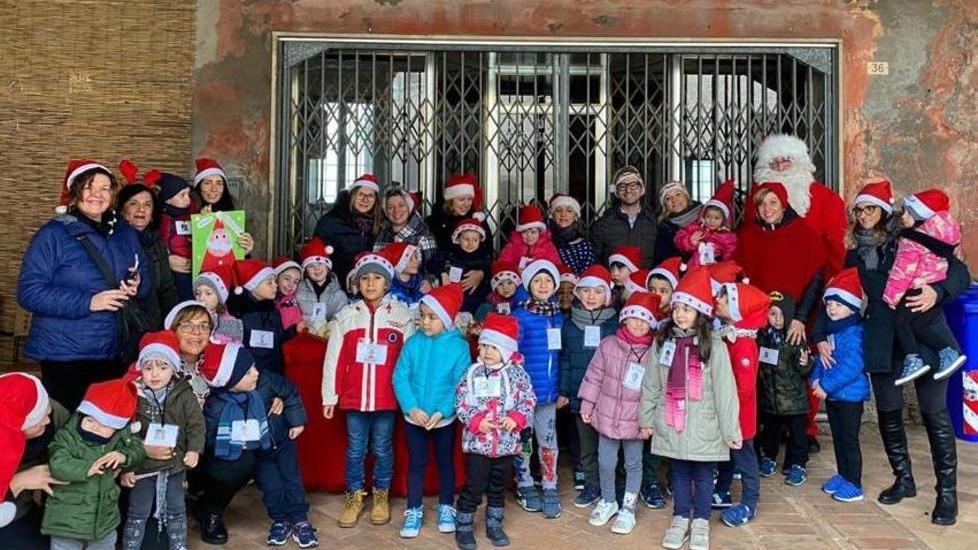 I bambini in corteo con Babbo Natale e la merenda Del Pirata