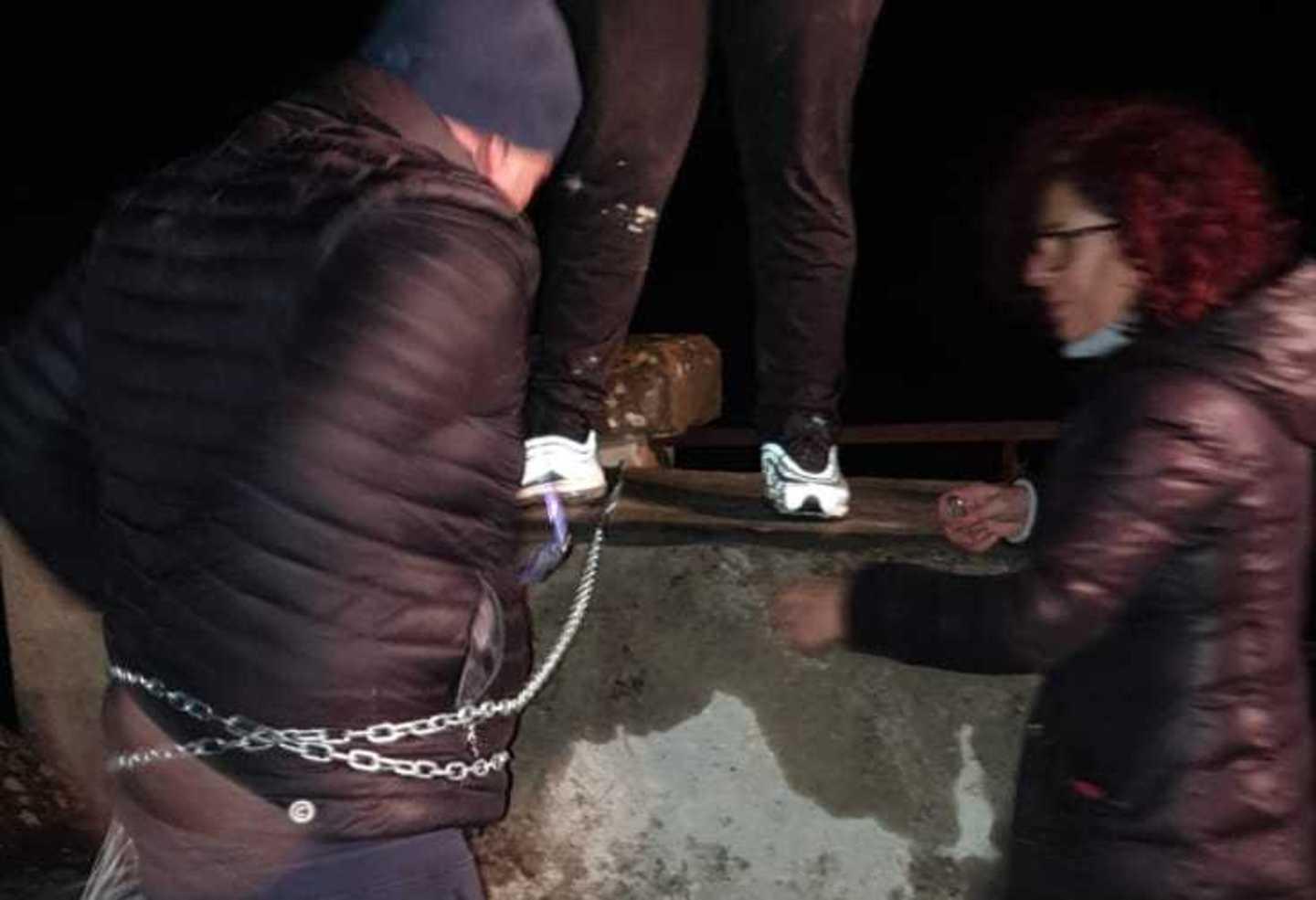 Nuova chiusura per il ponte Serra un gruppo di residenti si incatena