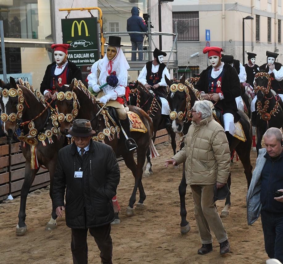 Questore di Oristano assediato durante la Sartiglia: parla il video 