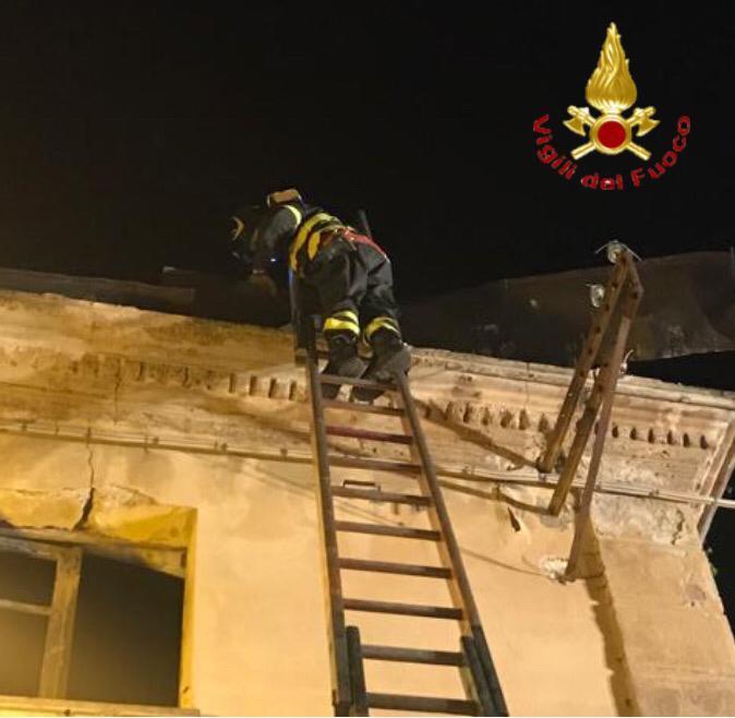 L'intervento di un vigile del fuoco in una palazzina danneggiata dal vento