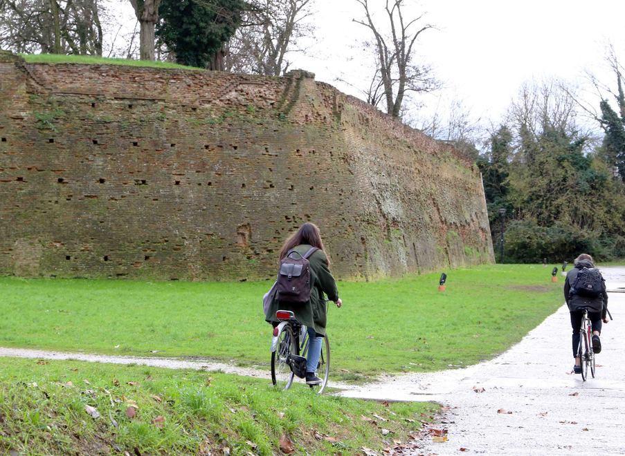 Effetti del sisma e mini-cedimenti. Due baluardi in “movimento” 