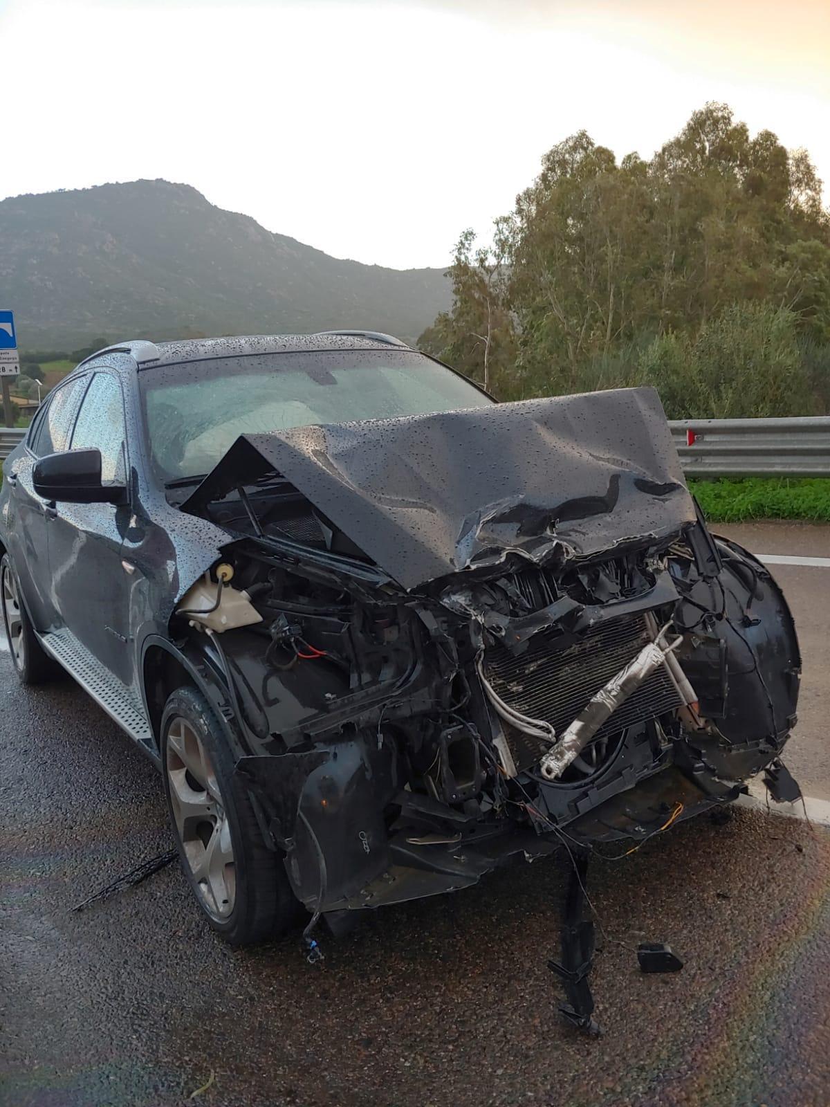 Castiadas, sbanda con l'auto e sbatte contro il guard rail: 23enne ferito