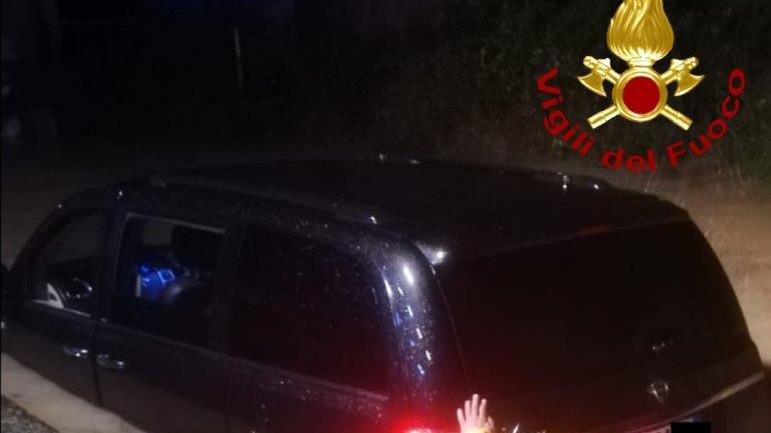 L’auto intrappolata nel sottopasso a Gavorrano