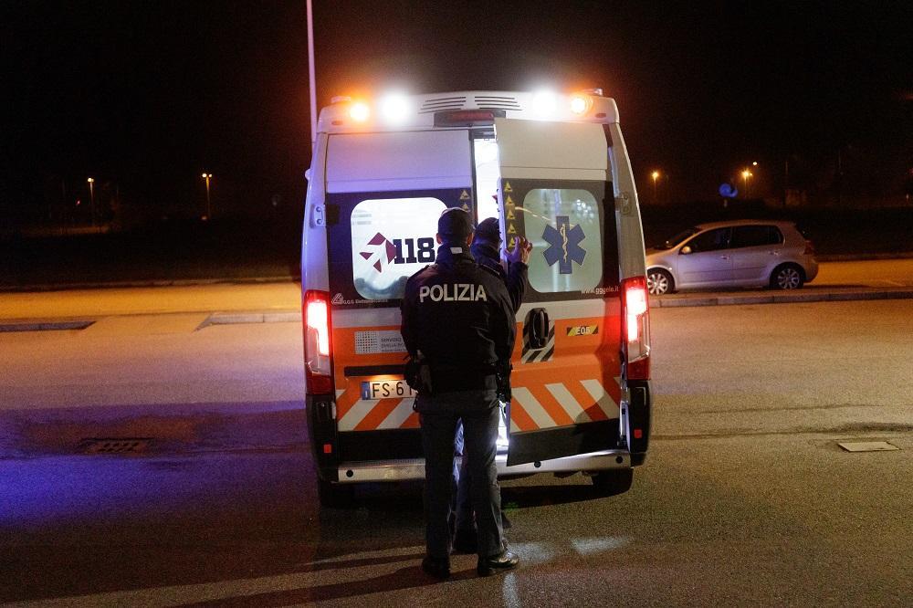 Reggio Emilia, donna ubriaca azzanna un poliziotto e gli strappa la pelle
