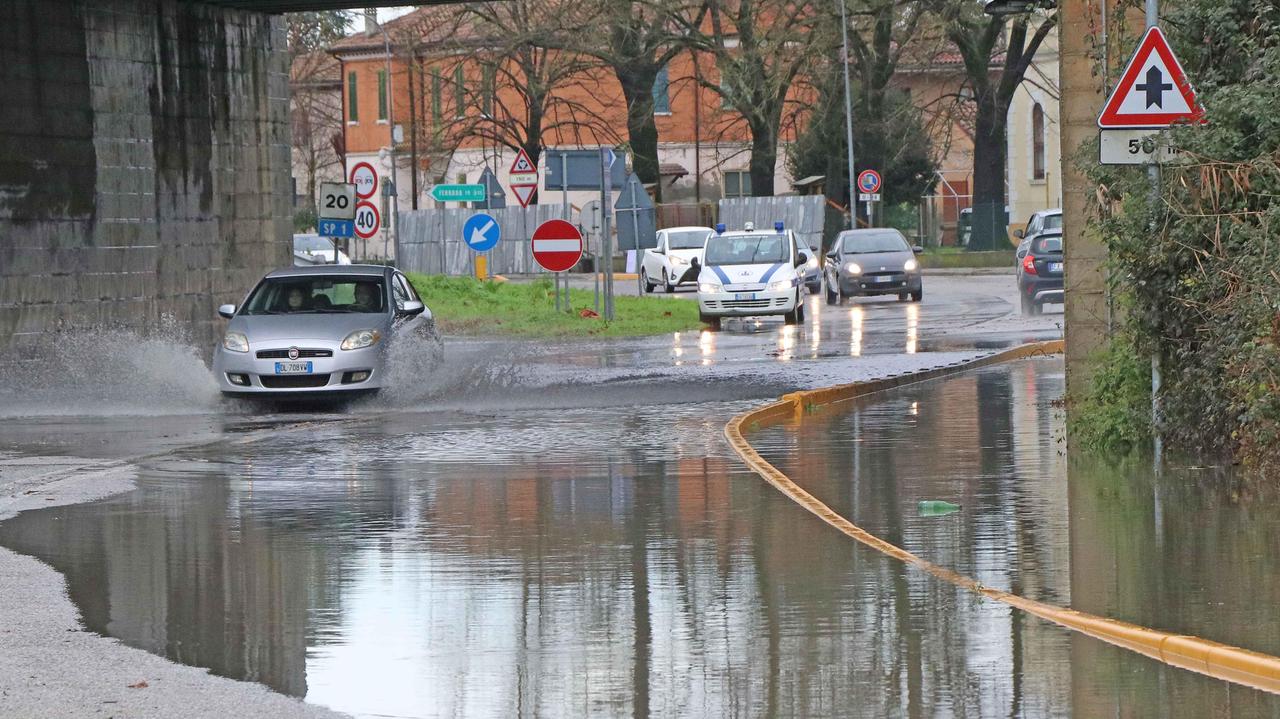 Strade e sottopassi allagati per il maltempo