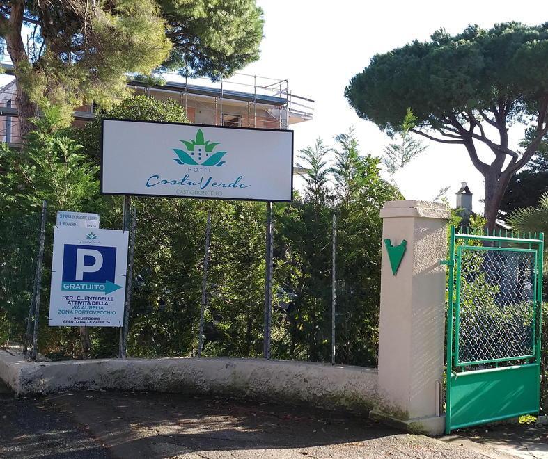 Castiglioncello, lasciano aperto il parcheggio dell’hotel per chi vuole comprare i regali di Natale 
