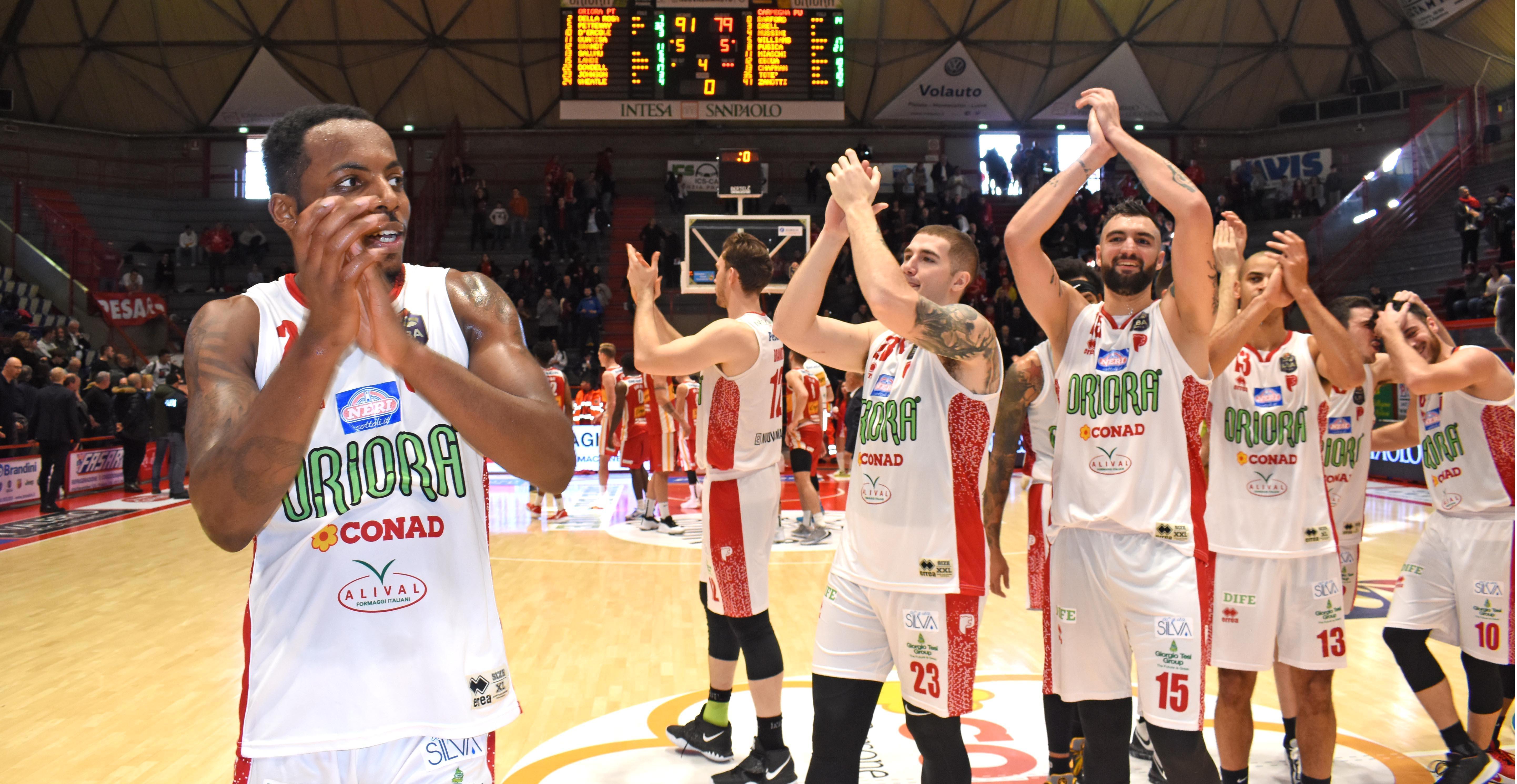 L'esultanza dei biancorossi a fine partita contro Pesaro (Foto Gori)