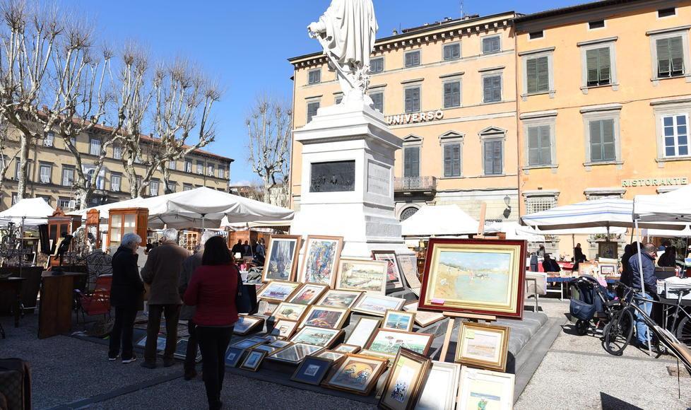 Mercato antiquario, il Comune taglierà banchi senza oggetti antichi o vintage 