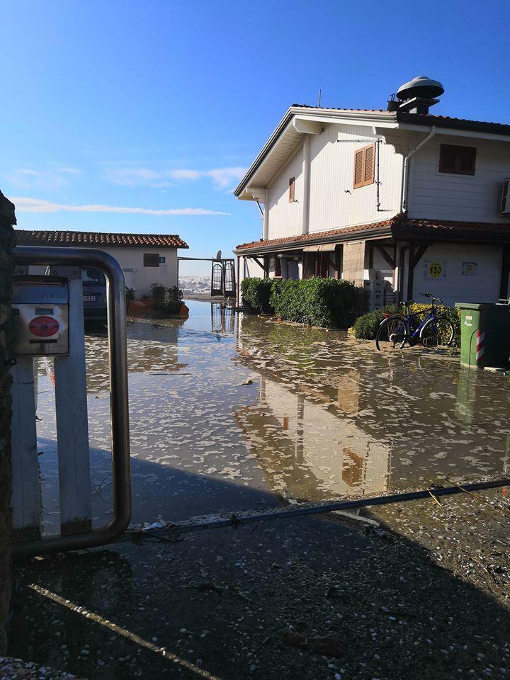 La situazione  al bagno Delfino (foto di Ivo Zaccagna)