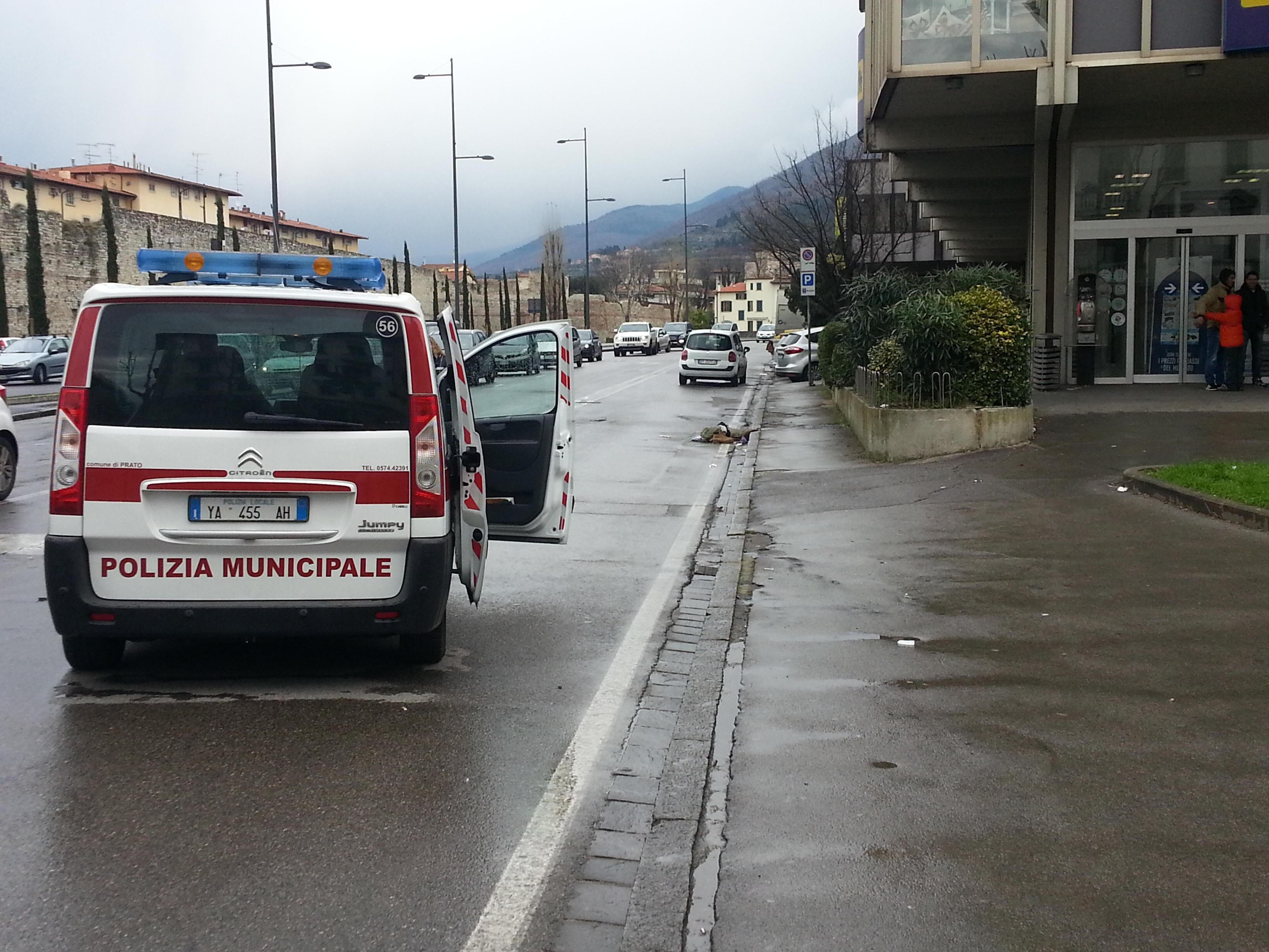 Una pattuglia della polizia municipale intervenuta per un incidente stradale (foto d'archivio)