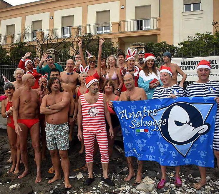 Altro che tempo avverso: una trentina di audaci al “Cimento Apuano” per un tuffo fuori stagione - Foto