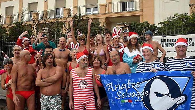 Altro che tempo avverso: una trentina di audaci al “Cimento Apuano” per un tuffo fuori stagione - Foto