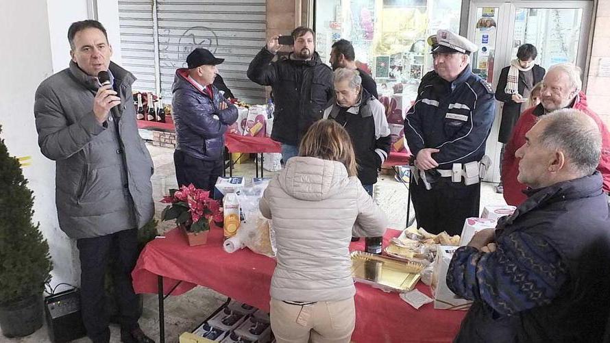 Gli auguri del sindaco nell’ex quartiere rosso: festa in strada con panettoni e spumante