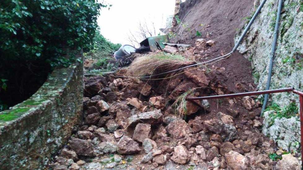 Frane, allagamenti e il crollo di una casa abbandonata: disagi per il maltempo