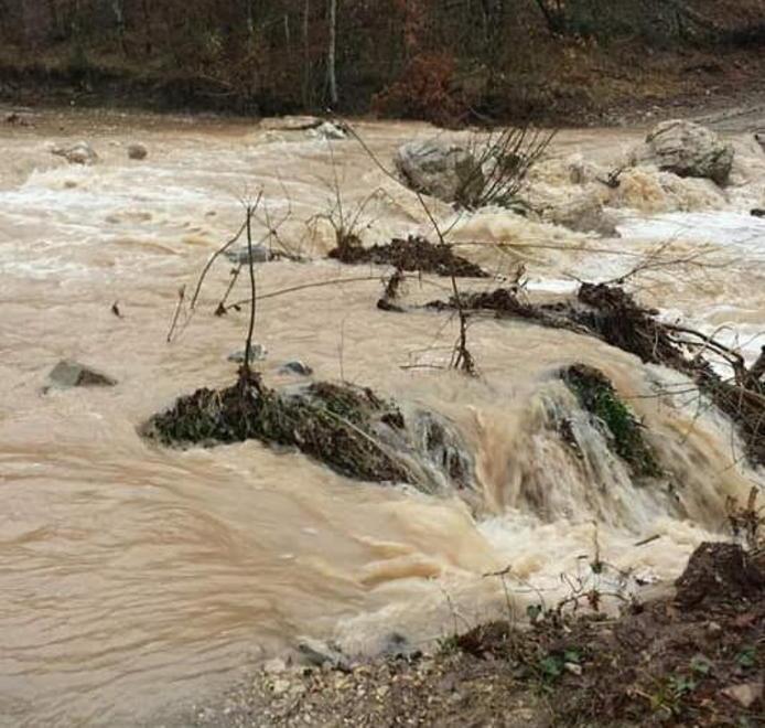 Esonda il fosso, podere isolato «Succede ogni volta che piove» 