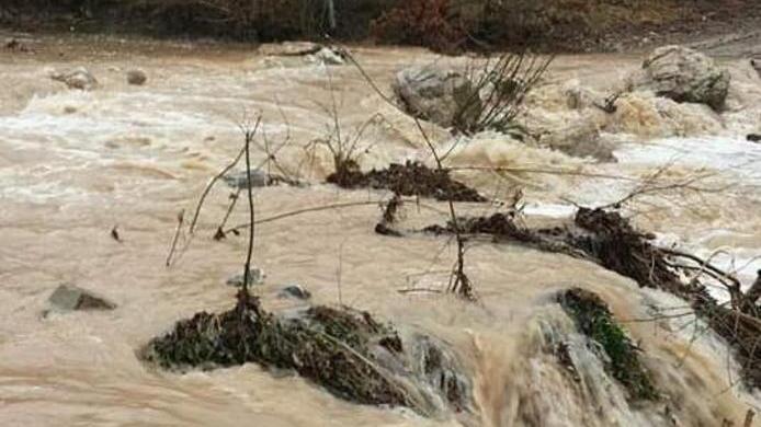 Esonda il fosso, podere isolato «Succede ogni volta che piove»