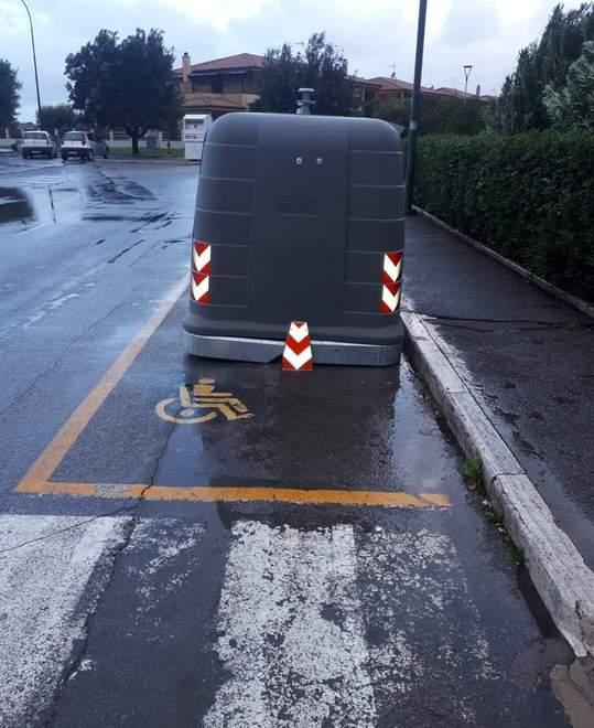 I cassonetti spuntano sugli stalli per disabili