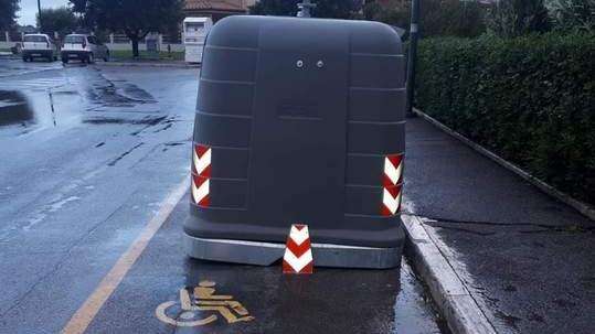 I cassonetti spuntano sugli stalli per disabili