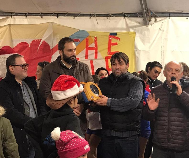 Babbo Natale porta un nuovo defibrillatore in memoria di Valeria 