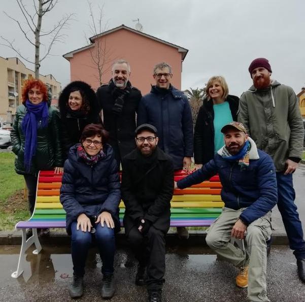 Due panchine arcobaleno contro ogni discriminazione