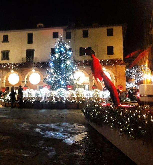 I commercianti accendono il borgo di Peccioli e Babbo Natale porta doni, foto e solidarietà