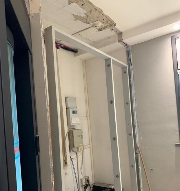 Prendono a picconate la cassa Bancomat ma il colpo fallisce 