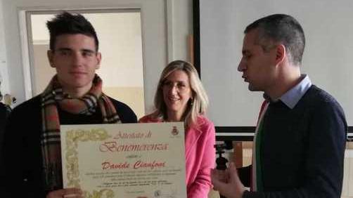 Un kit per pulire la città donato ai volontari «Così vi supportiamo»