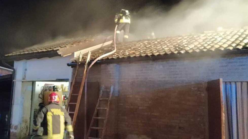 Prende fuoco il ripostiglio Le fiamme partite dalla stufa