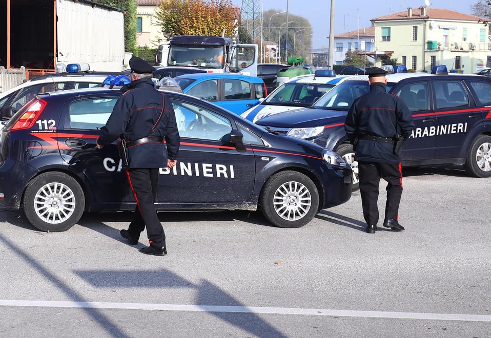 Ladri in azione nella notte Entrano nel capannone e scappano con due moto 