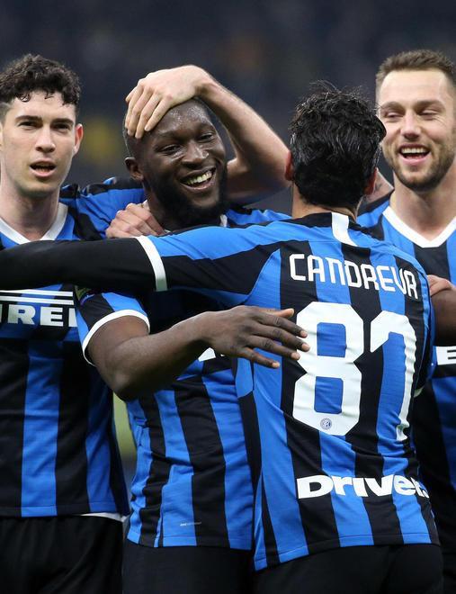 Inter, poker e aggancio in vetta Il Genoa si dissolve a San Siro 
