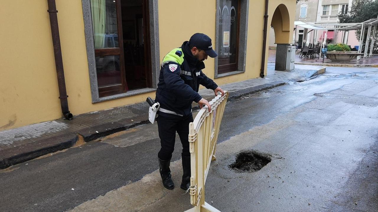Via Libio chiusa per una maxi buca
