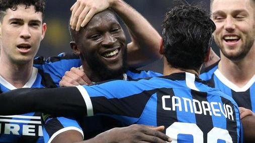 Inter, poker e aggancio in vetta Il Genoa si dissolve a San Siro