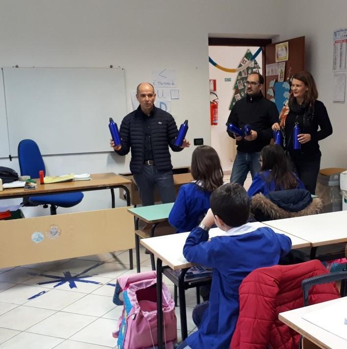Ottocento borracce in dono per dire «No alla plastica» 