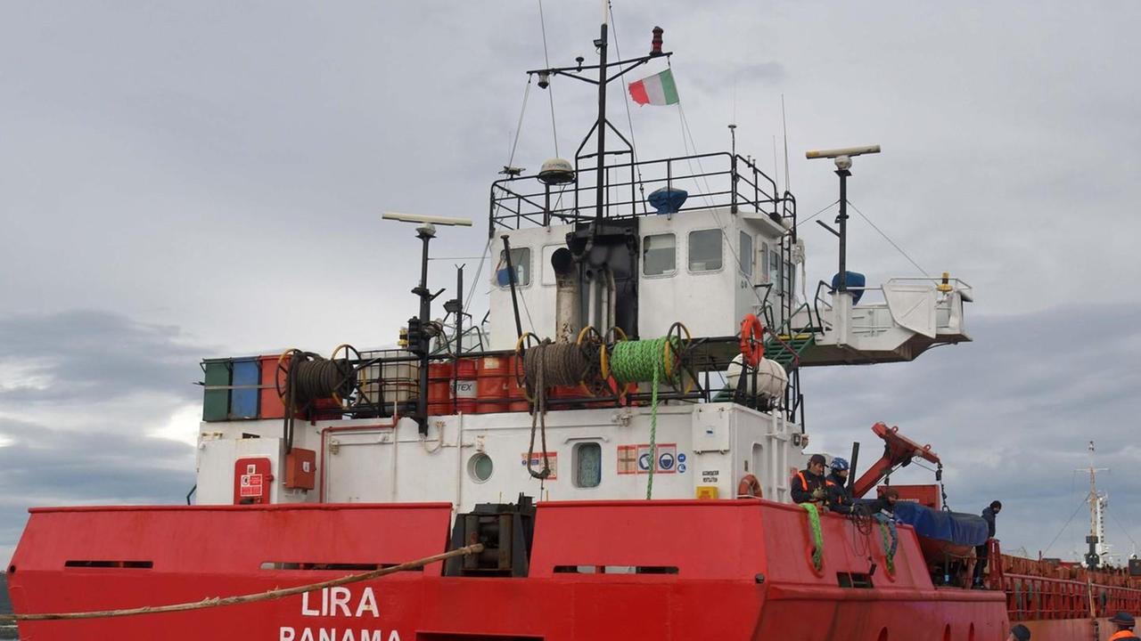 Ispezione sul cargo Lira: rimane fermo in porto 