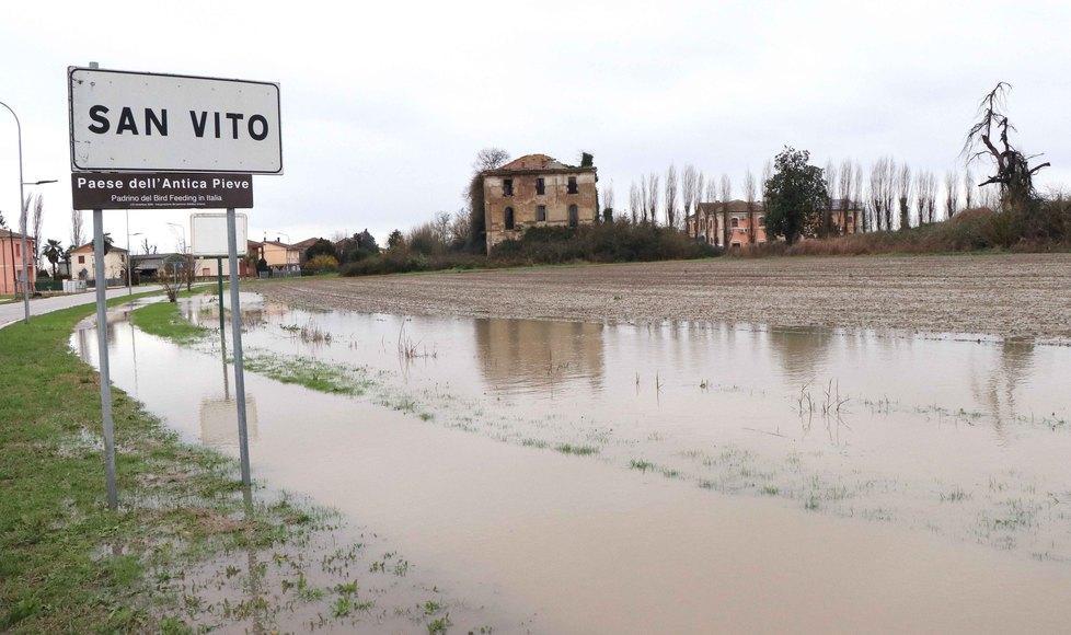 Il maltempo porta problemi in serie: allagate strade e case 