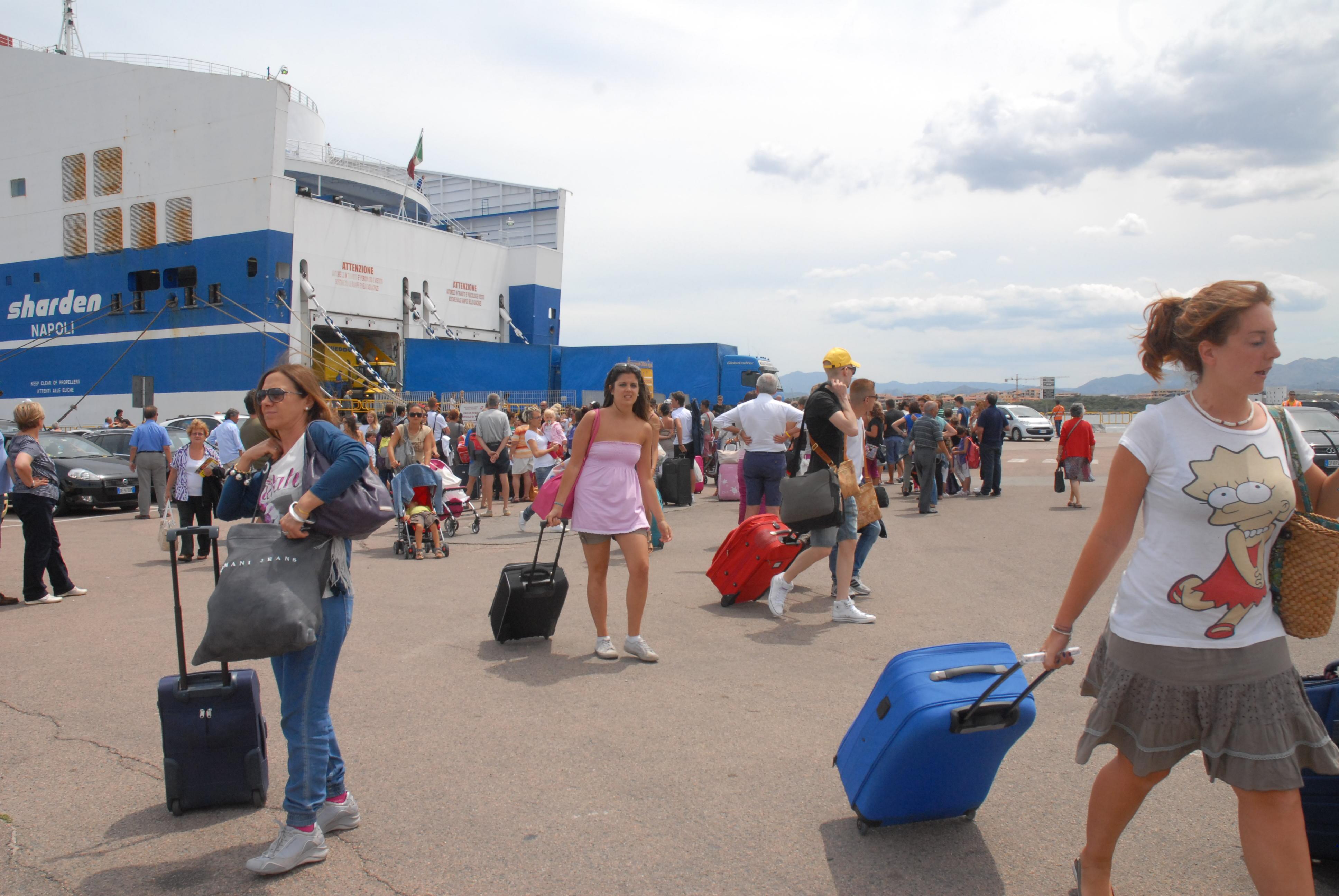 Viaggiatori appena sbarcati dal traghetto, immagine di repertorio