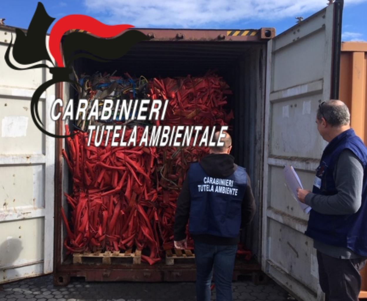 I carabinieri del Noe aprono il container con i rifiuti plastici non dichiarati