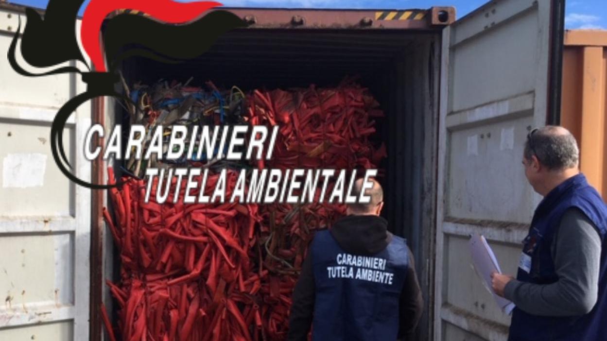 I carabinieri del Noe aprono il container con i rifiuti plastici non dichiarati