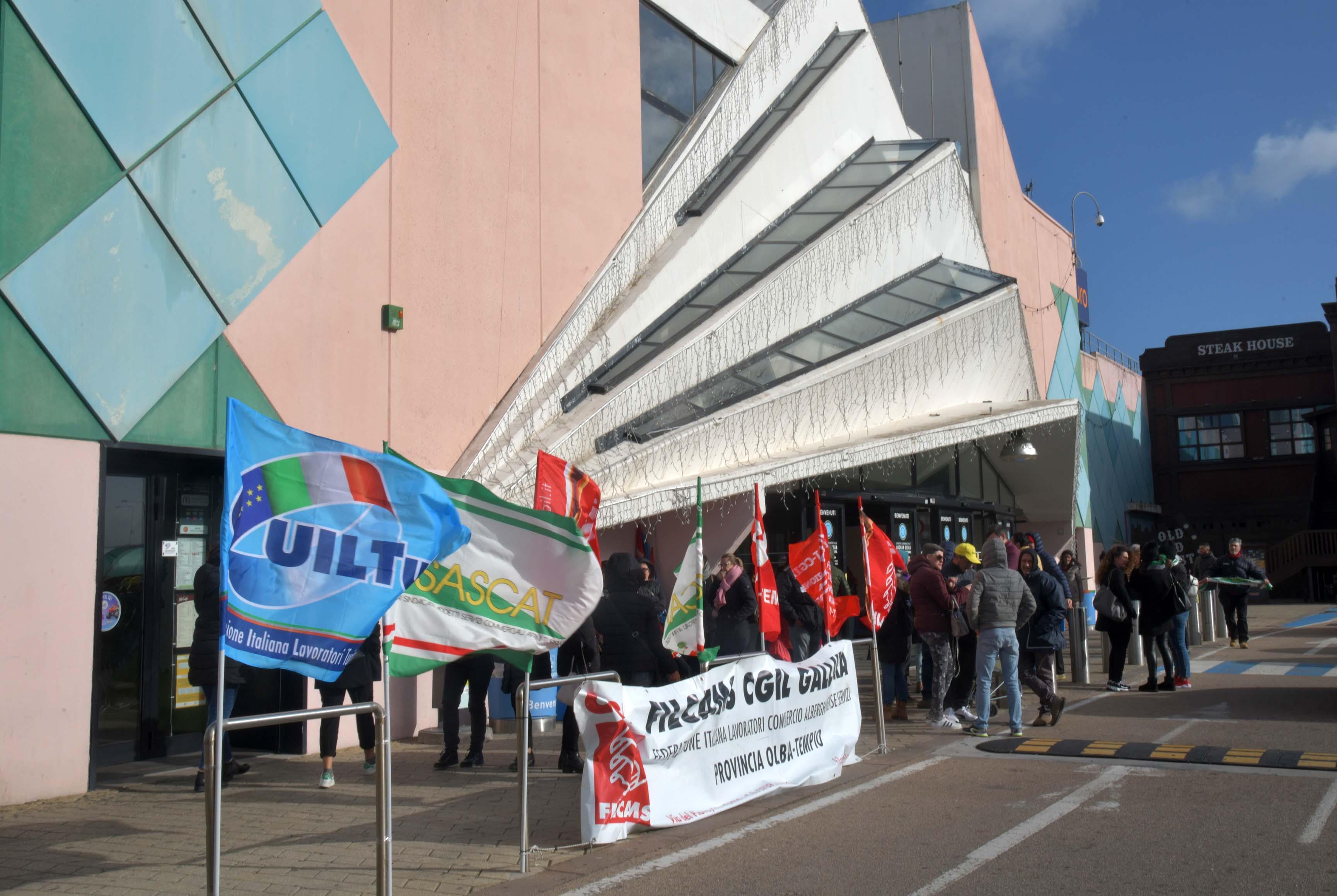 La protesta all'ipermercato di Olbia (foto Vanna Sanna)