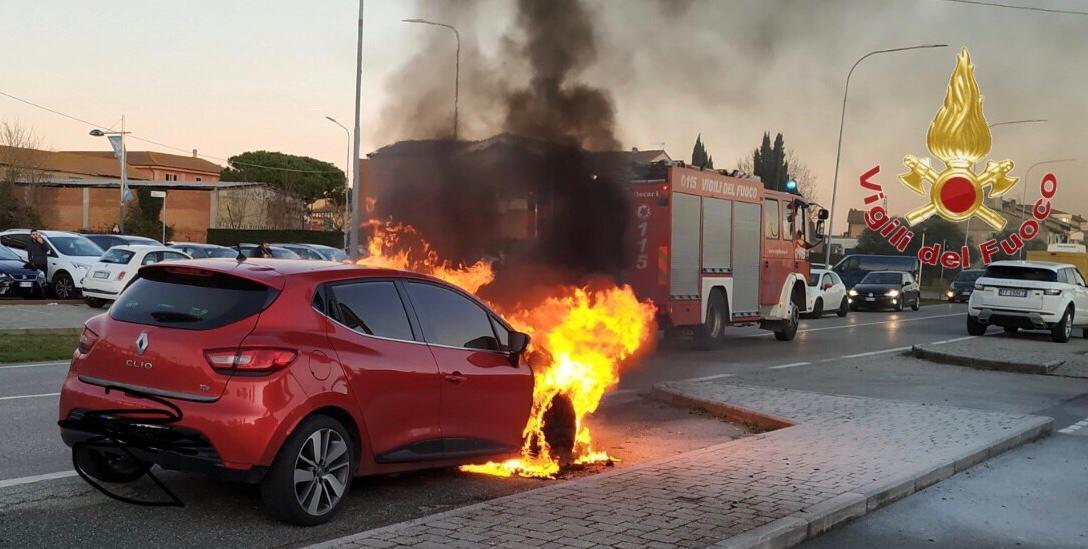 L'auto in fiamme a Ponsacco