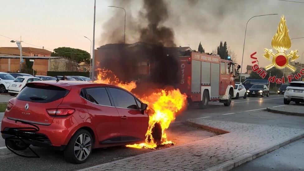 L'auto in fiamme a Ponsacco