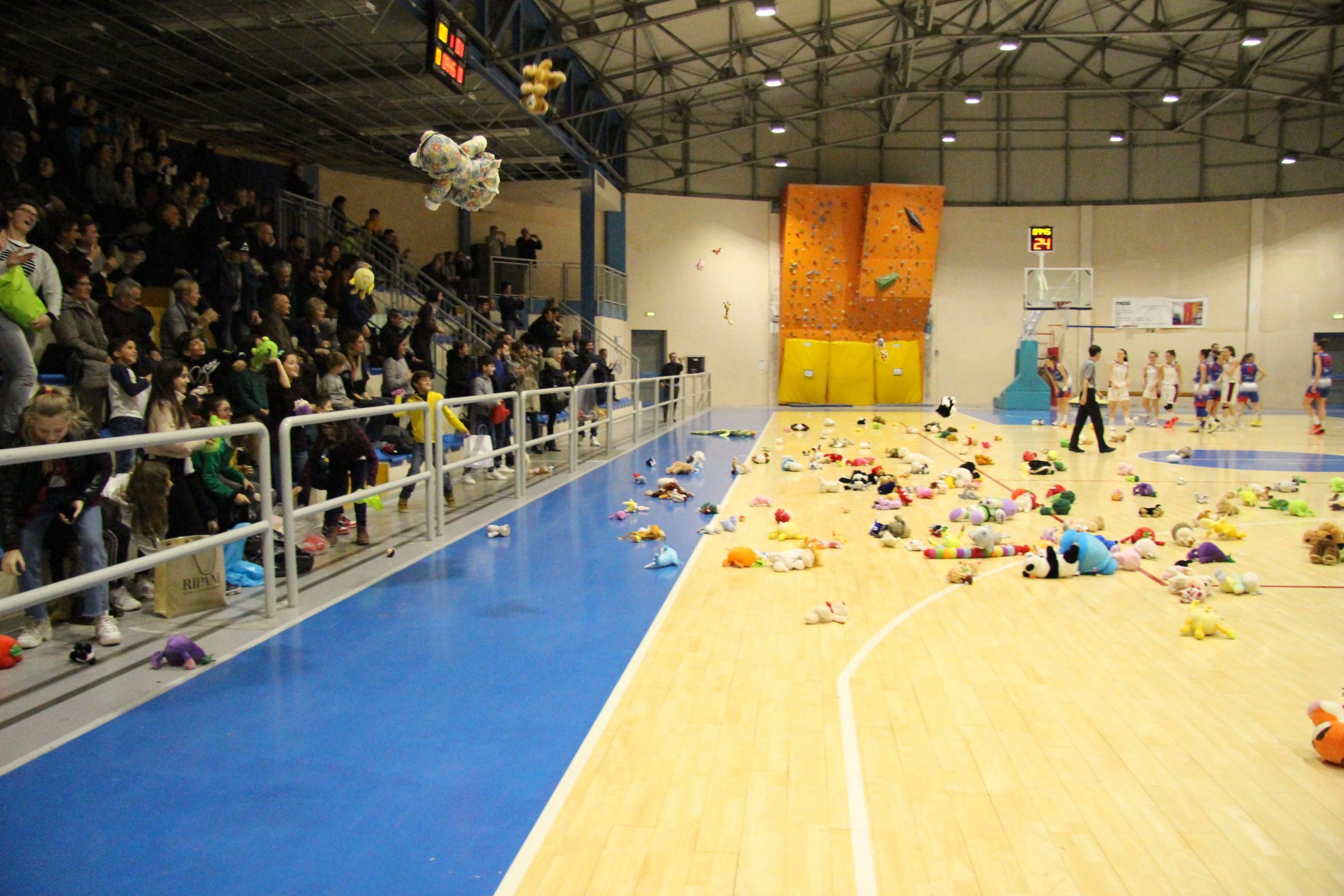 Il lancio dei peluche al PalaBellaria di Pontedera