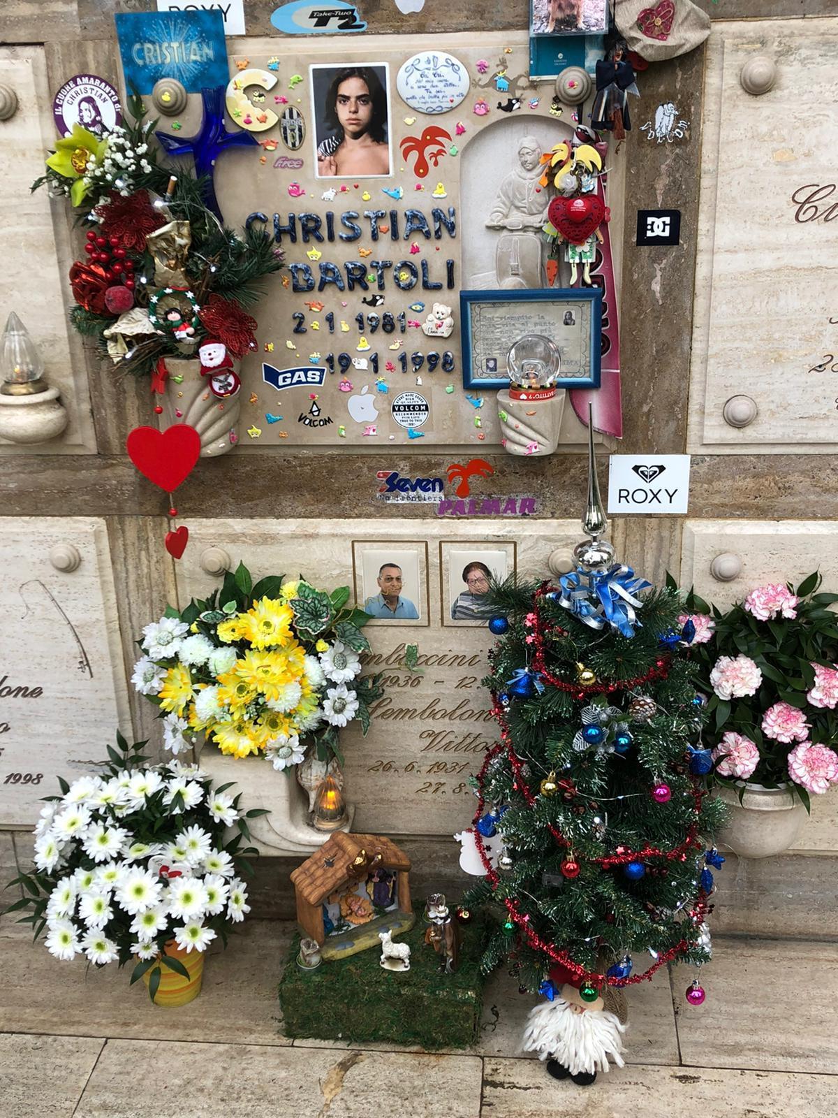 Ladri sulla tomba di Christian Bartoli: «Rubati braccialetti e una stella di Natale» 