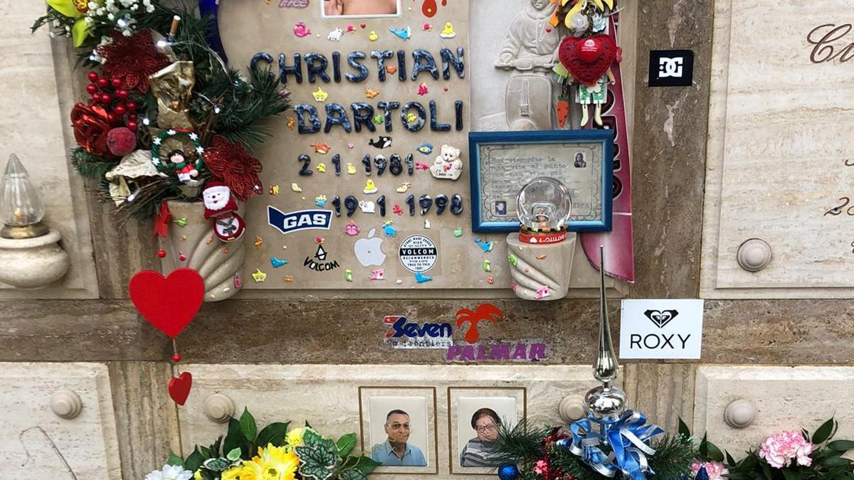 Ladri sulla tomba di Christian Bartoli: «Rubati braccialetti e una stella di Natale»
