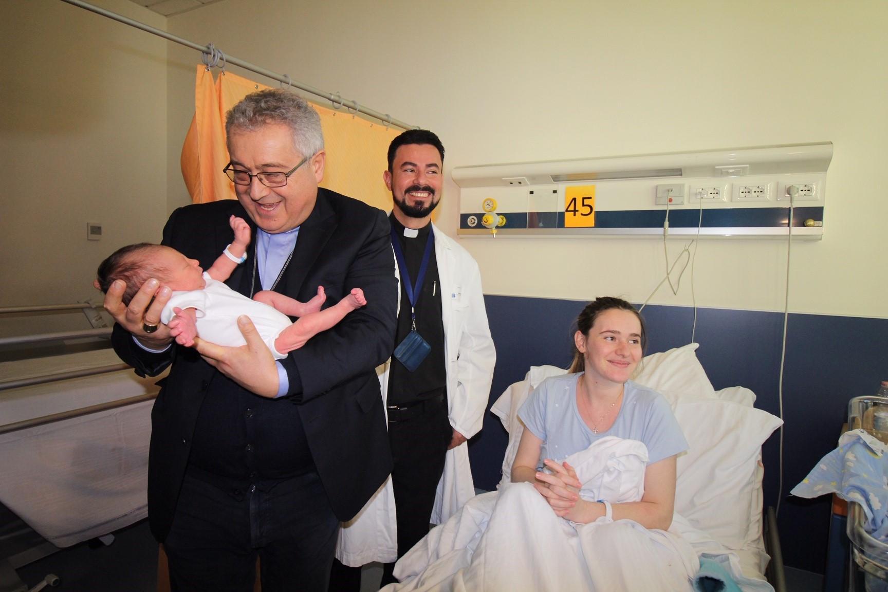 Il vescovo Giovanni Nerbini all'ospedale di Prato (foto Batavia)