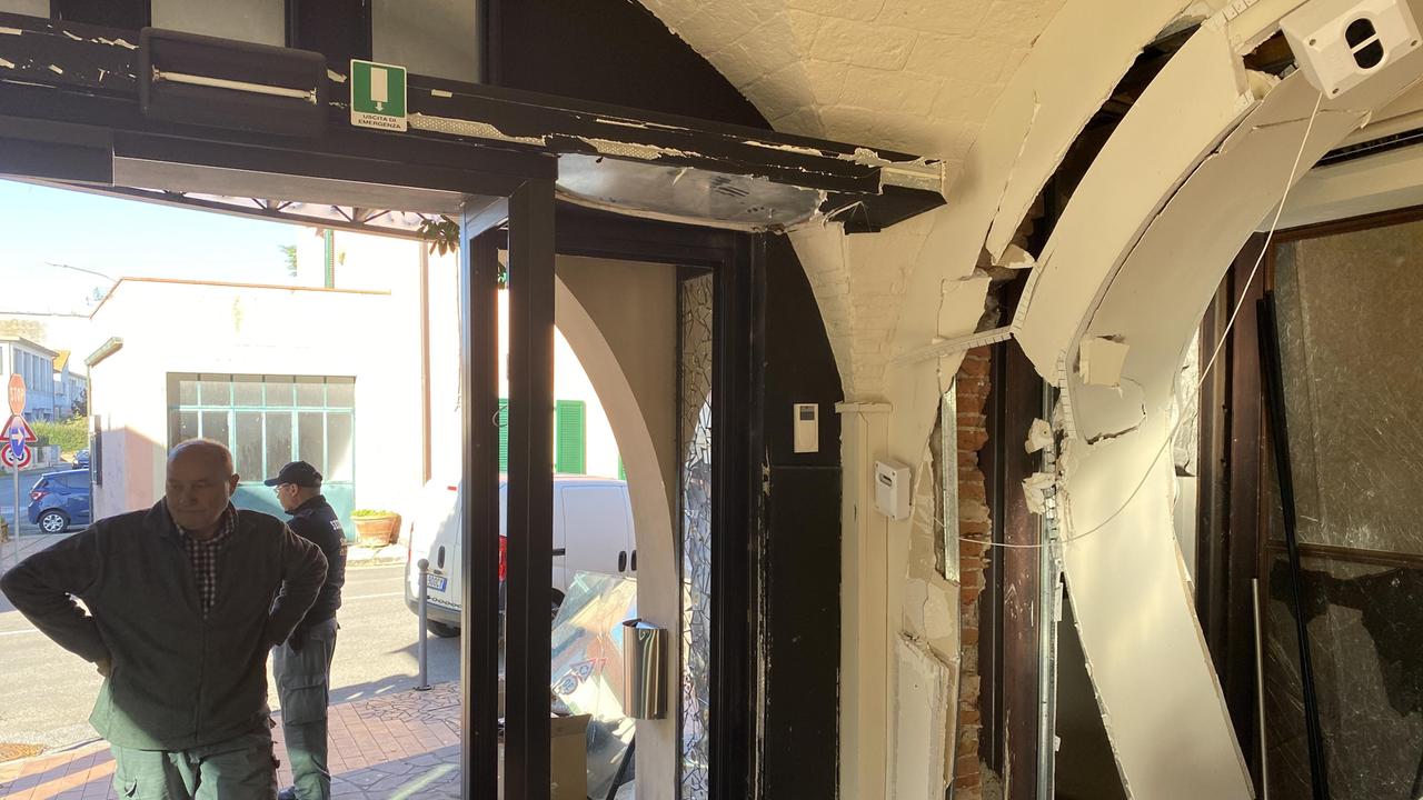 I danni causati dall'esplosione all'interno della filiale (Foto Franco Silvi)