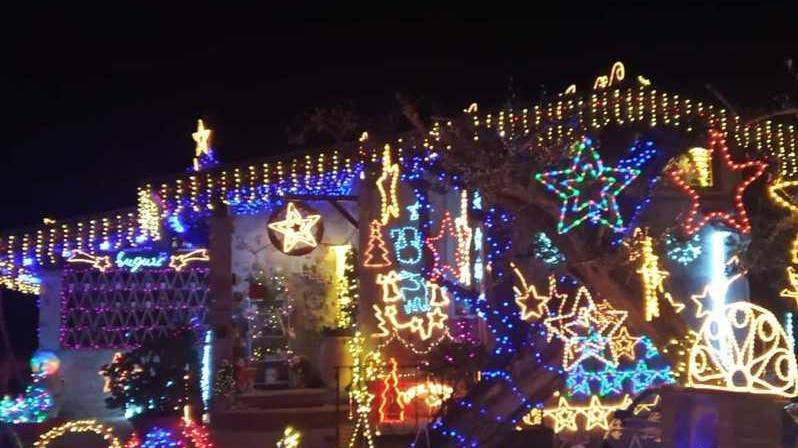 Decora la casa con 80mila luci per le feste della sua nipotina